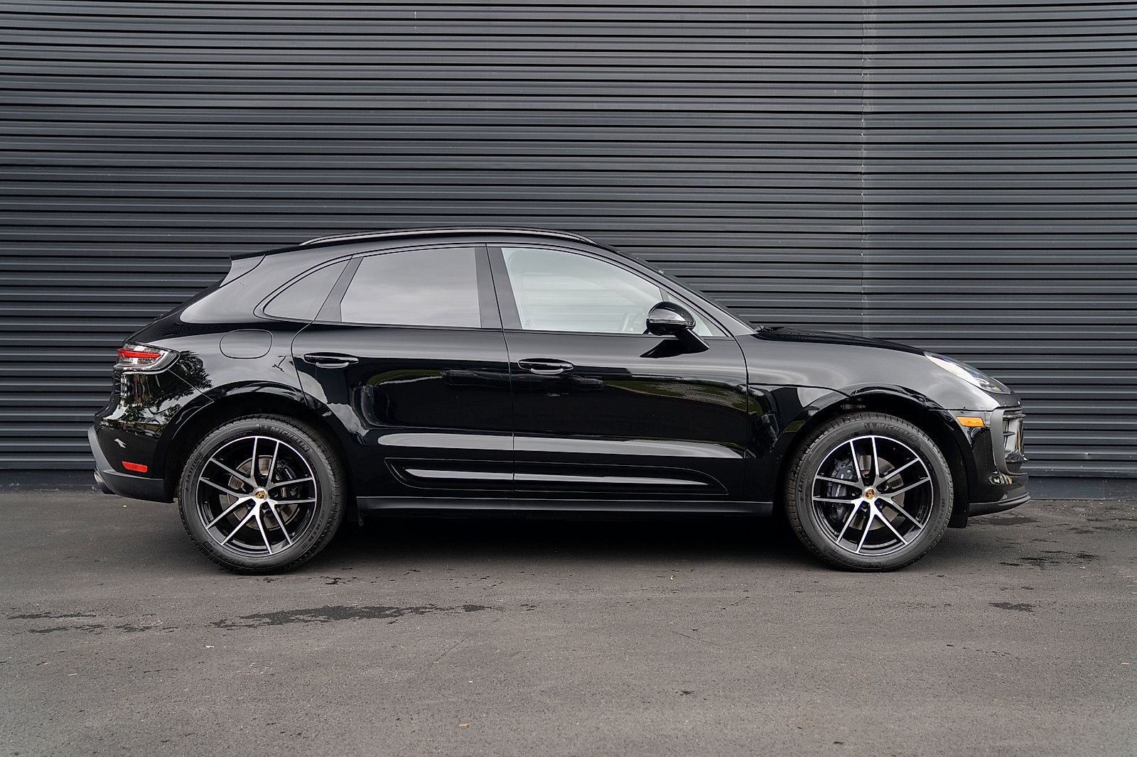 Certified 2025 Porsche Macan AWD/4WD image 26