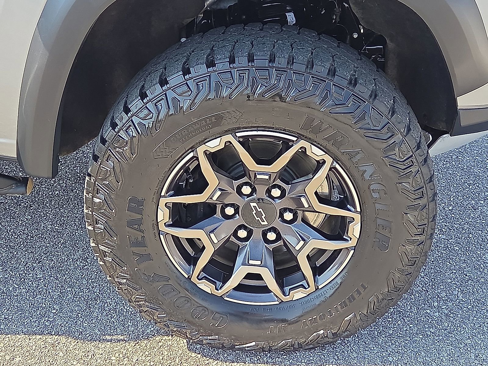 Used 2025 Chevrolet Colorado ZR2 w/ Technology Package AWD/4WD image 7