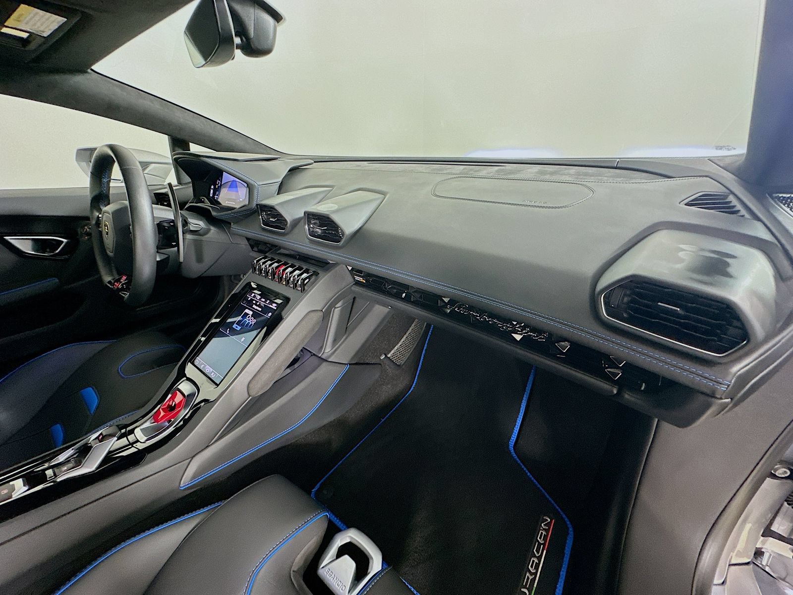 Used 2023 Lamborghini Huracan EVO RWD image 40