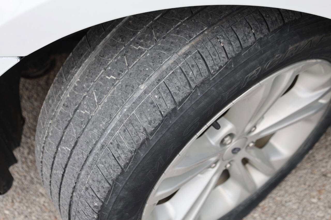 Used 2017 Ford Taurus SE FWD image 25