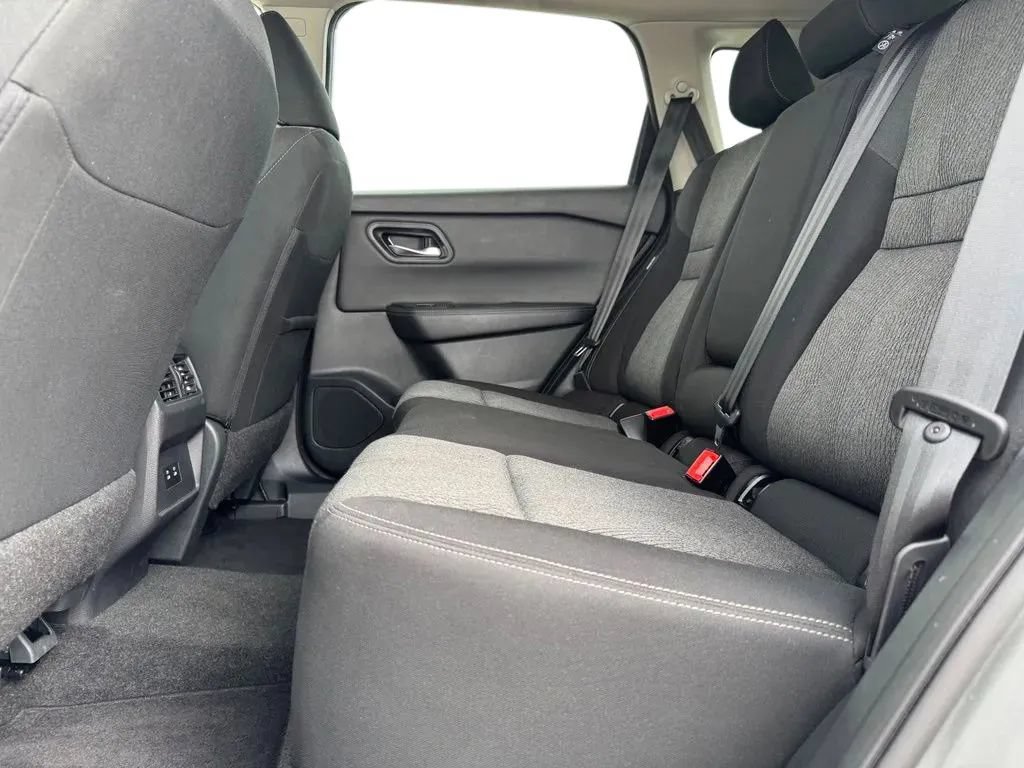 Used 2024 Nissan Rogue SV FWD image 17