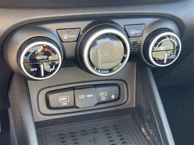 Certified 2025 Hyundai Venue Limited FWD image 30