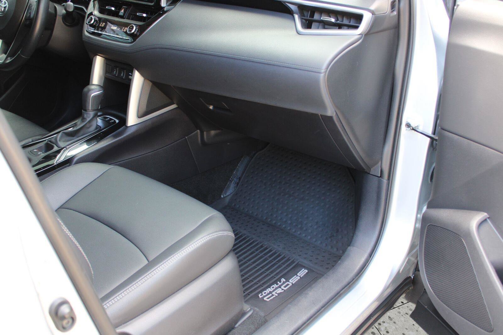 Used 2022 Toyota Corolla Cross XLE w/ Convenience Package FWD image 42