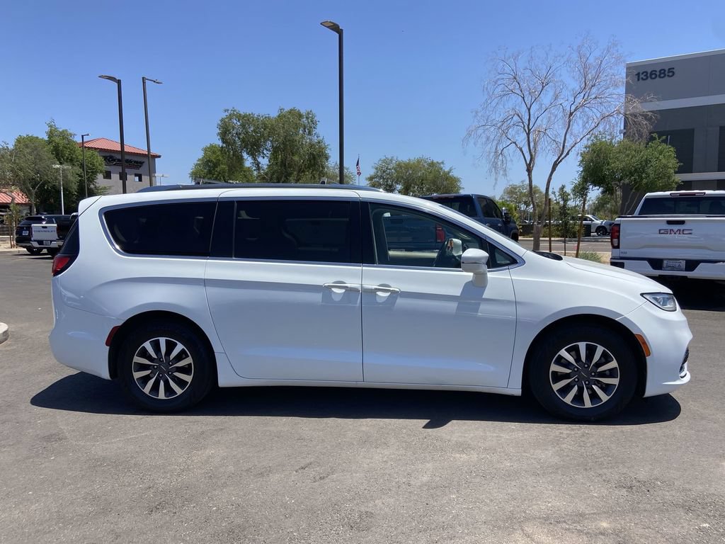Used 2021 Chrysler Pacifica Touring-L FWD image 2