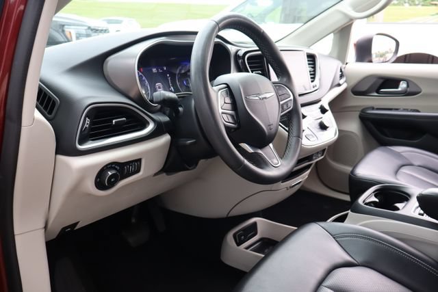 Used 2023 Chrysler Pacifica Touring-L FWD image 12