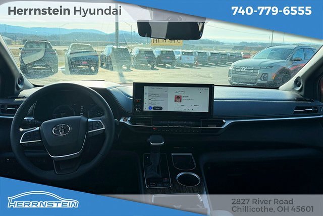 Used 2025 Toyota Sienna Platinum image 9