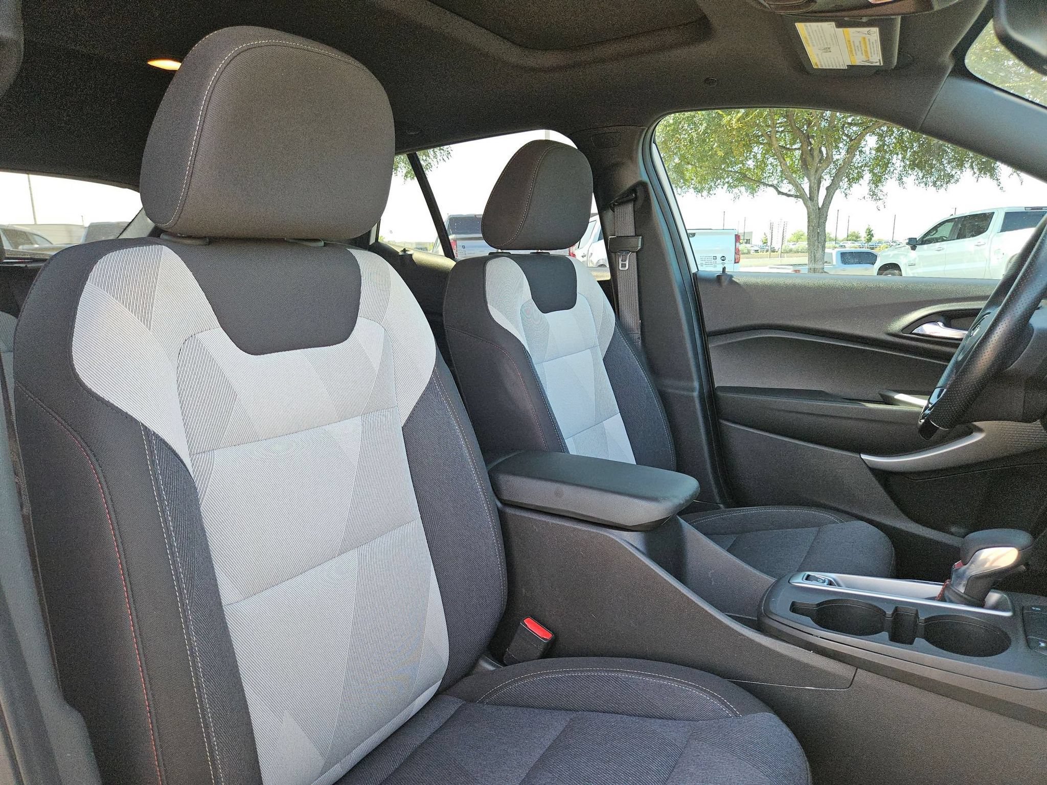 Certified 2025 Chevrolet Trax RS w/ Sunroof Package FWD image 31