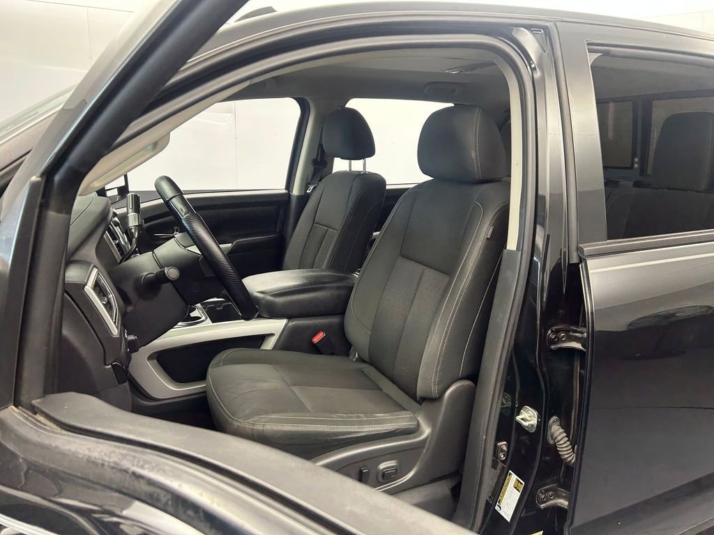 Used 2019 Nissan Titan SV w/ SV Convenience Package image 4