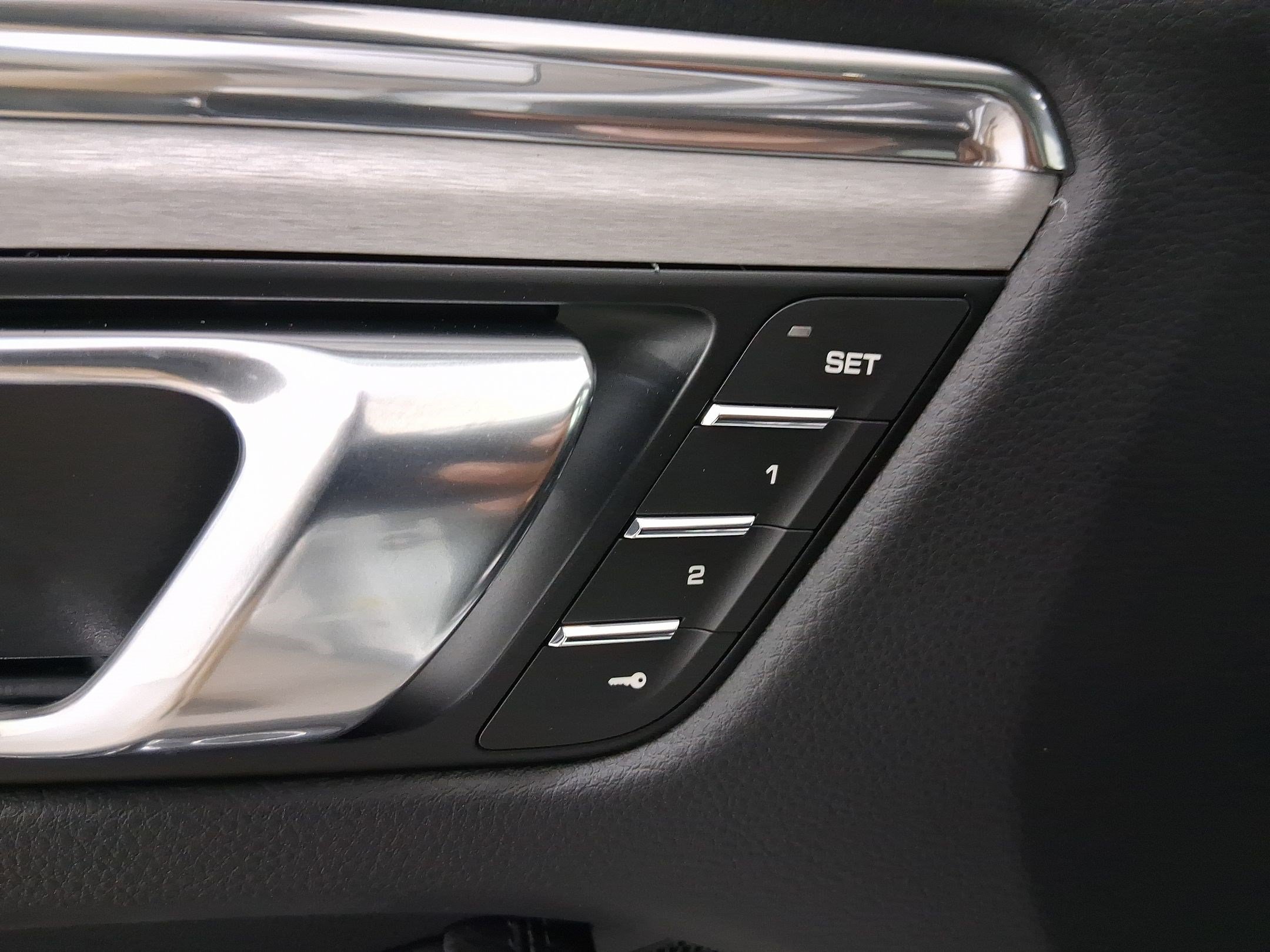 Used 2026 Porsche Macan AWD/4WD image 12