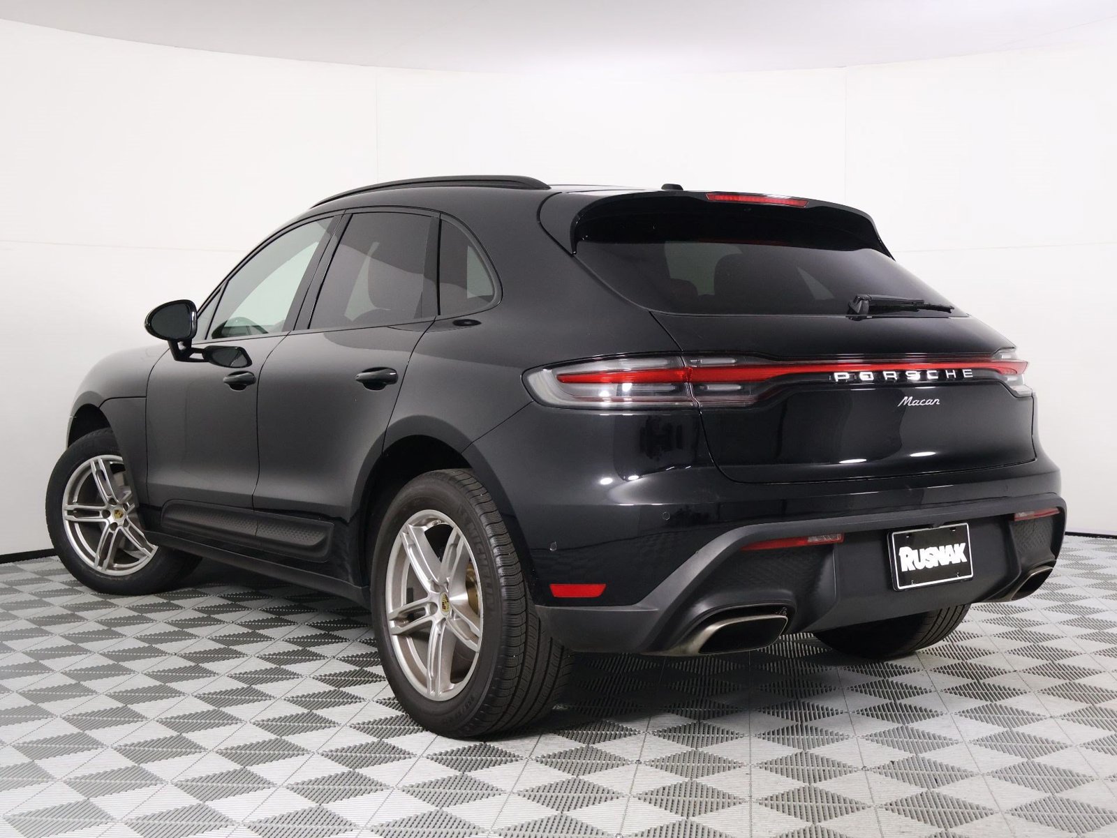 Certified 2023 Porsche Macan AWD/4WD image 3