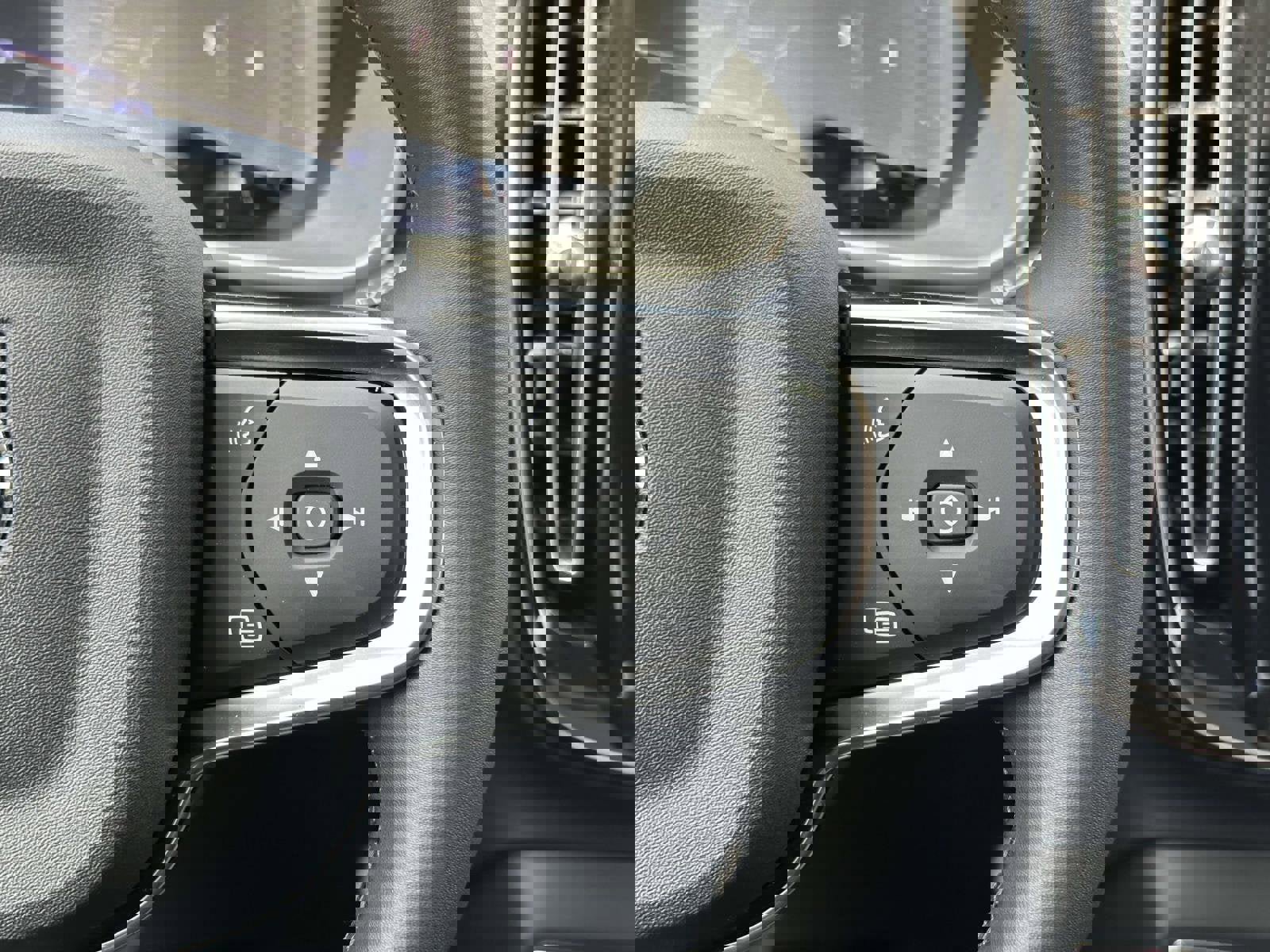 Certified 2025 Volvo XC40 B5 Ultra w/ Climate Package image 10