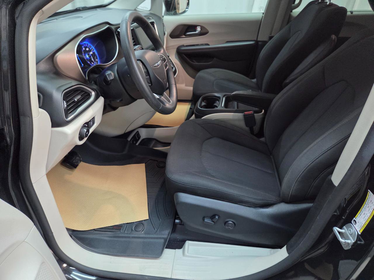 Used 2018 Chrysler Pacifica Touring Plus w/ Tire & Wheel Group image 14