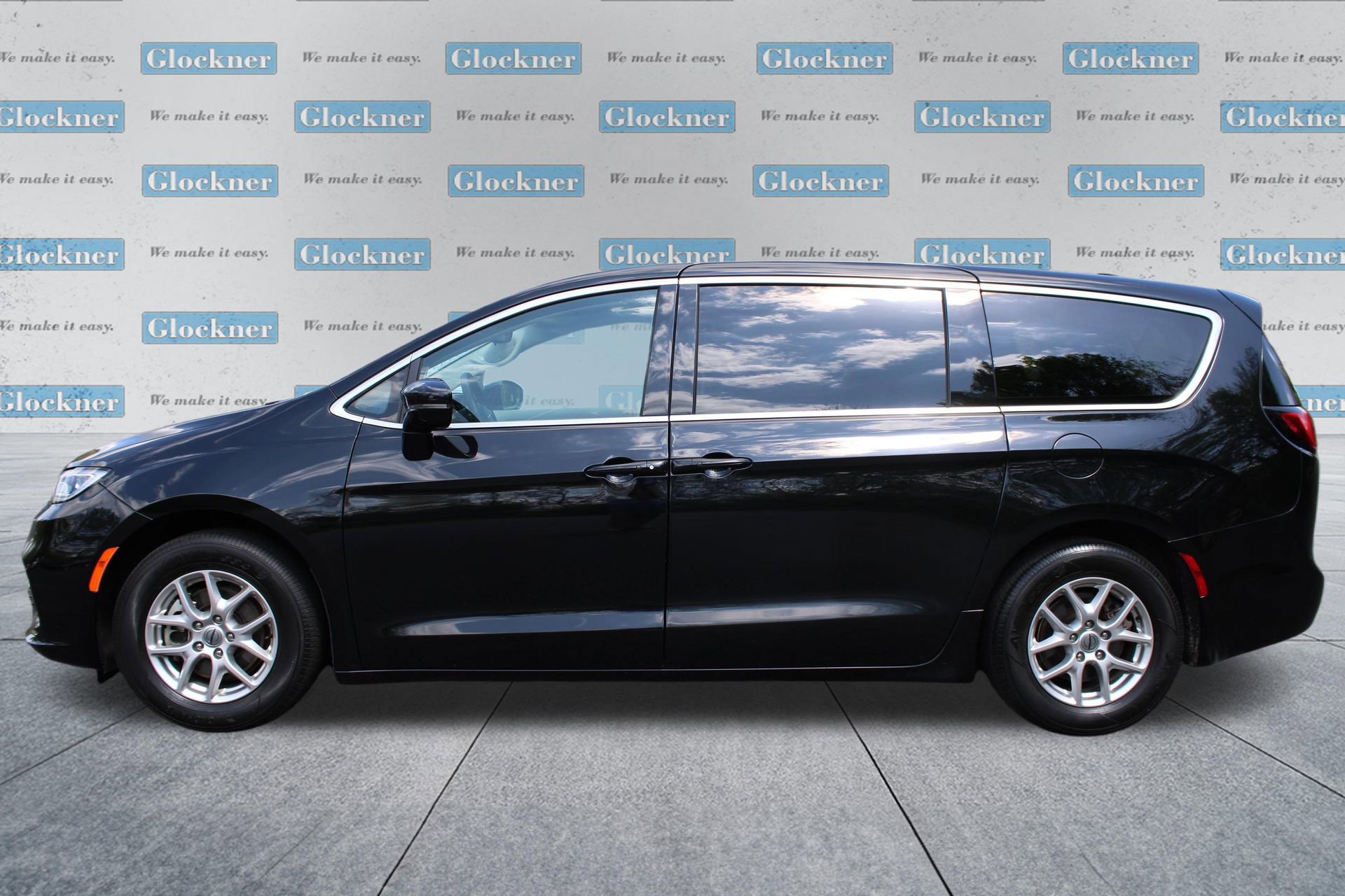 Used 2024 Chrysler Pacifica Touring-L image 10
