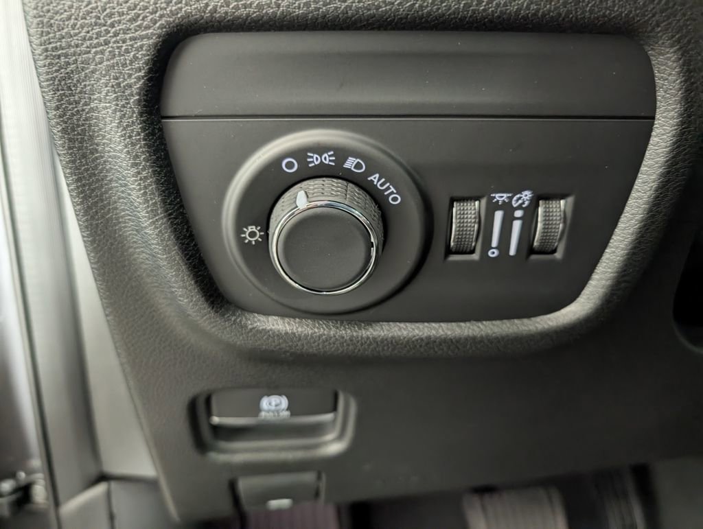 New 2025 Jeep Grand Cherokee Laredo image 18