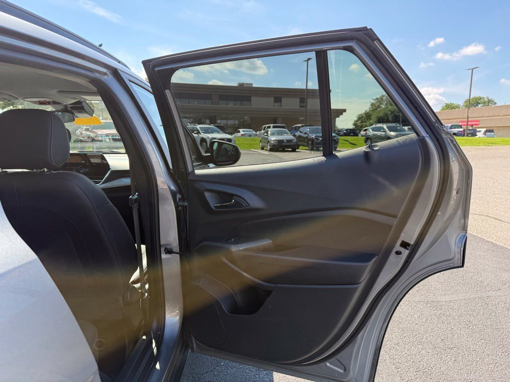 Used 2025 Chevrolet Trax LT FWD image 20