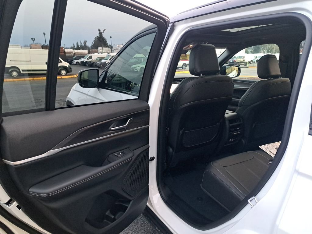 New 2025 Jeep Grand Cherokee Limited w/ Trailer Tow Package AWD/4WD image 13