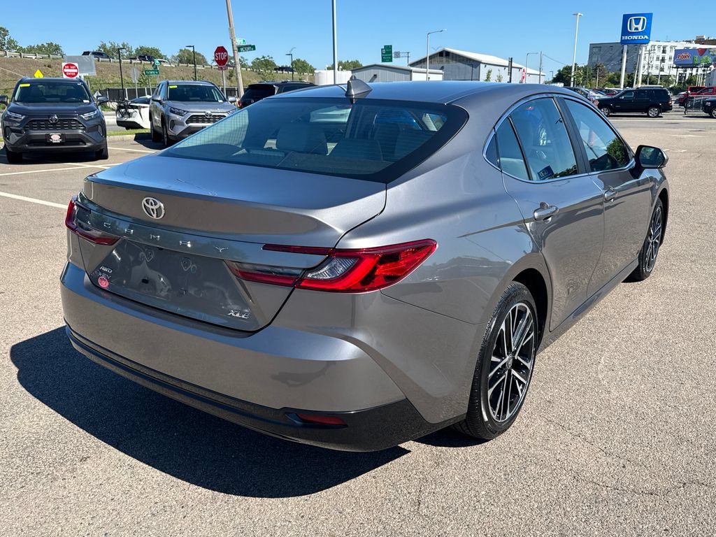 Used 2025 Toyota Camry XLE AWD/4WD image 7