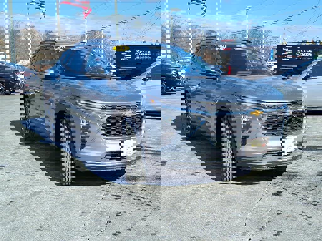 Used 2024 Chevrolet Trax LT w/ Driver Confidence Package image 3