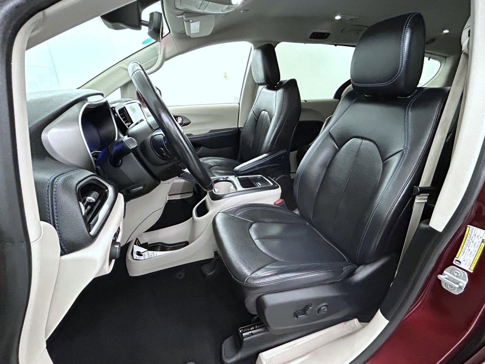 Used 2021 Chrysler Pacifica Touring-L FWD image 10