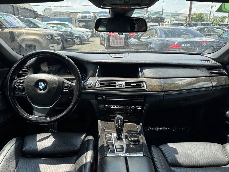 Used 2015 BMW 750Li xDrive AWD/4WD image 23