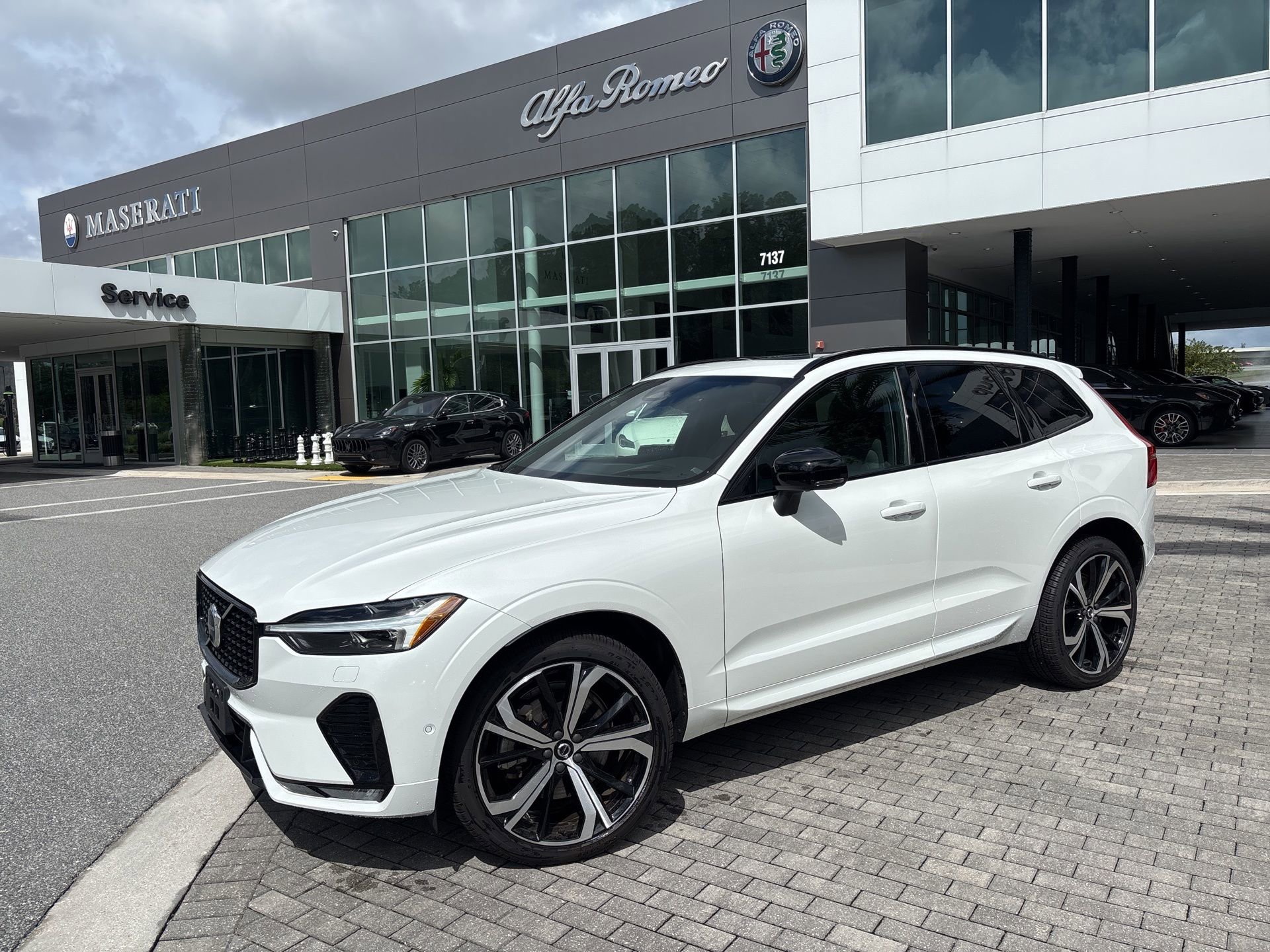 Used 2022 Volvo XC60 B6 R-Design w/ Advanced Package