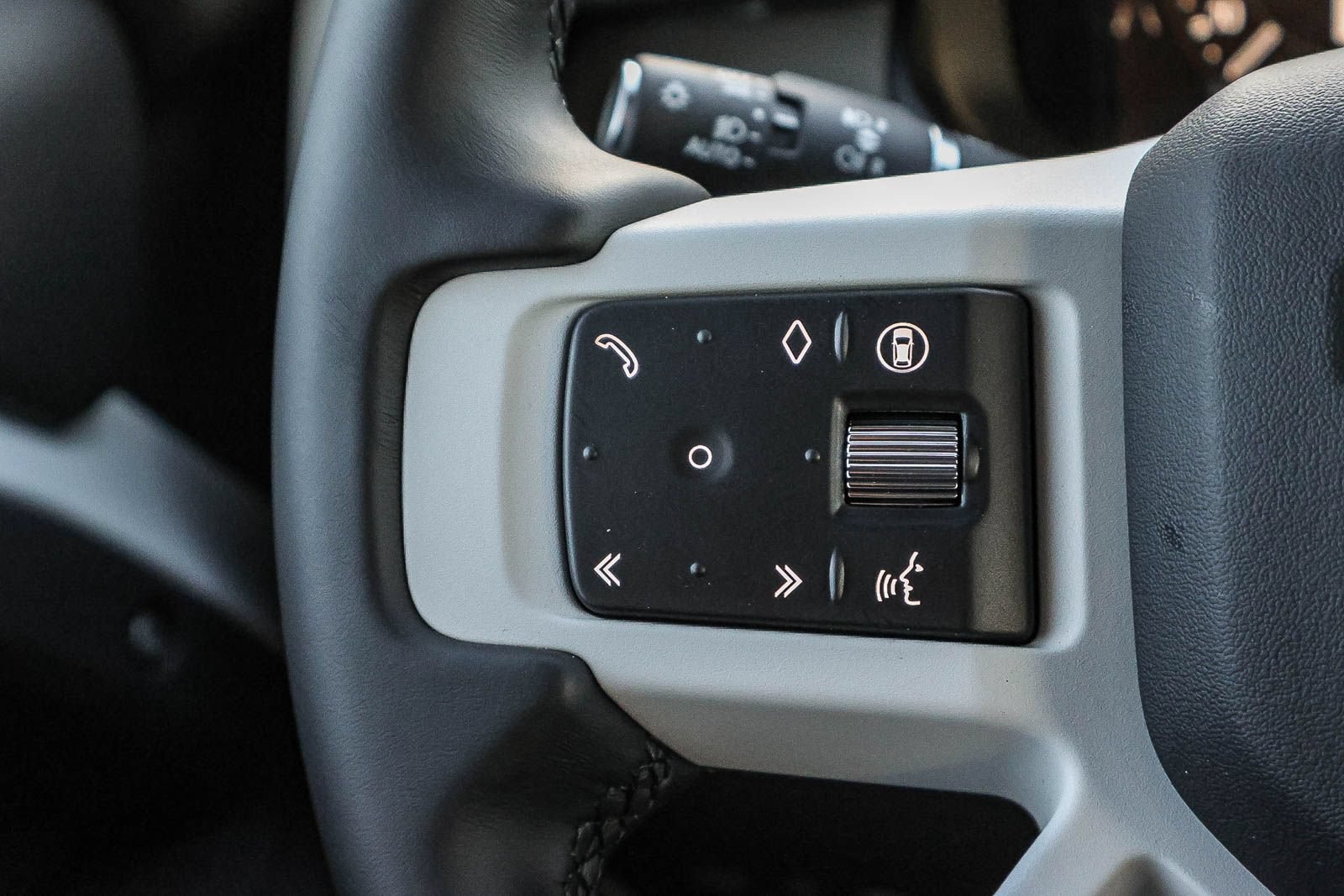 New 2026 Land Rover Defender 130 X-Dynamic SE AWD/4WD image 34