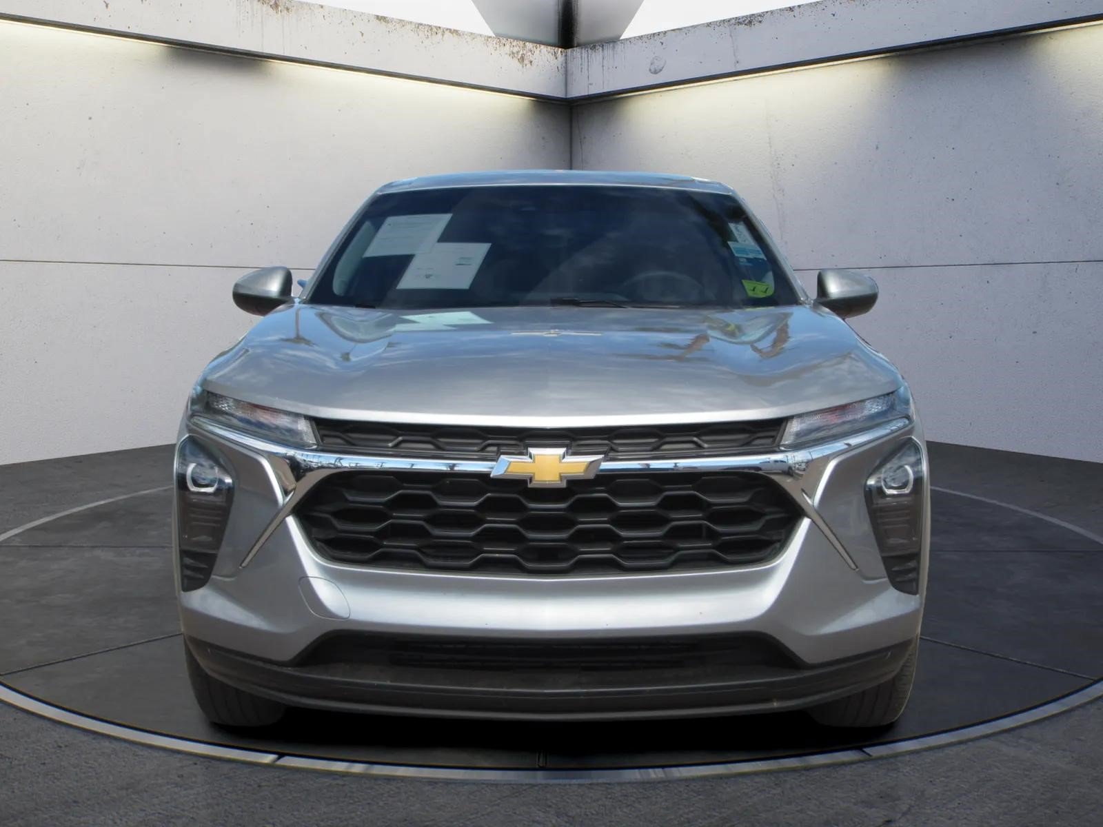 Used 2024 Chevrolet Trax LS w/ LS Convenience Package FWD image 3