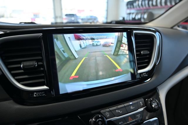 Used 2024 Chrysler Pacifica Touring-L FWD image 18