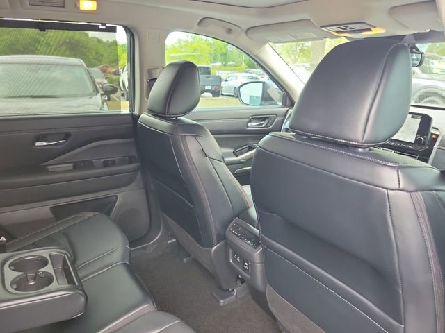 Used 2023 Nissan Pathfinder Platinum w/ Cargo Package AWD/4WD image 32