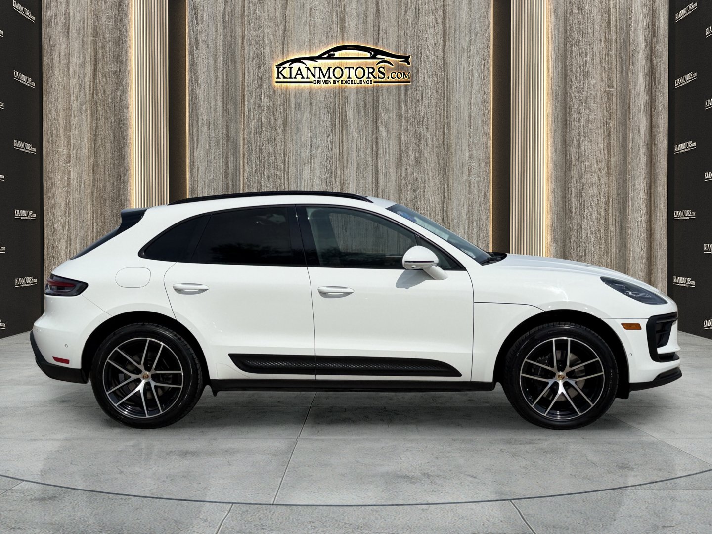 Used 2023 Porsche Macan Turbo AWD/4WD image 8
