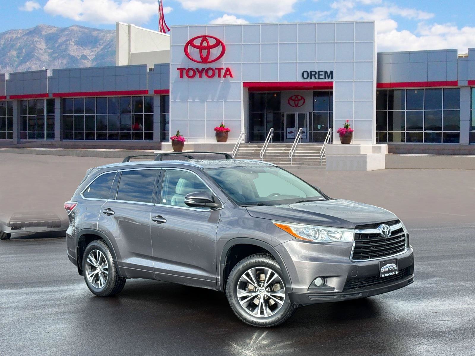 Used 2016 Toyota Highlander XLE w/ Four Season Floor Mat Package AWD/4WD image 1