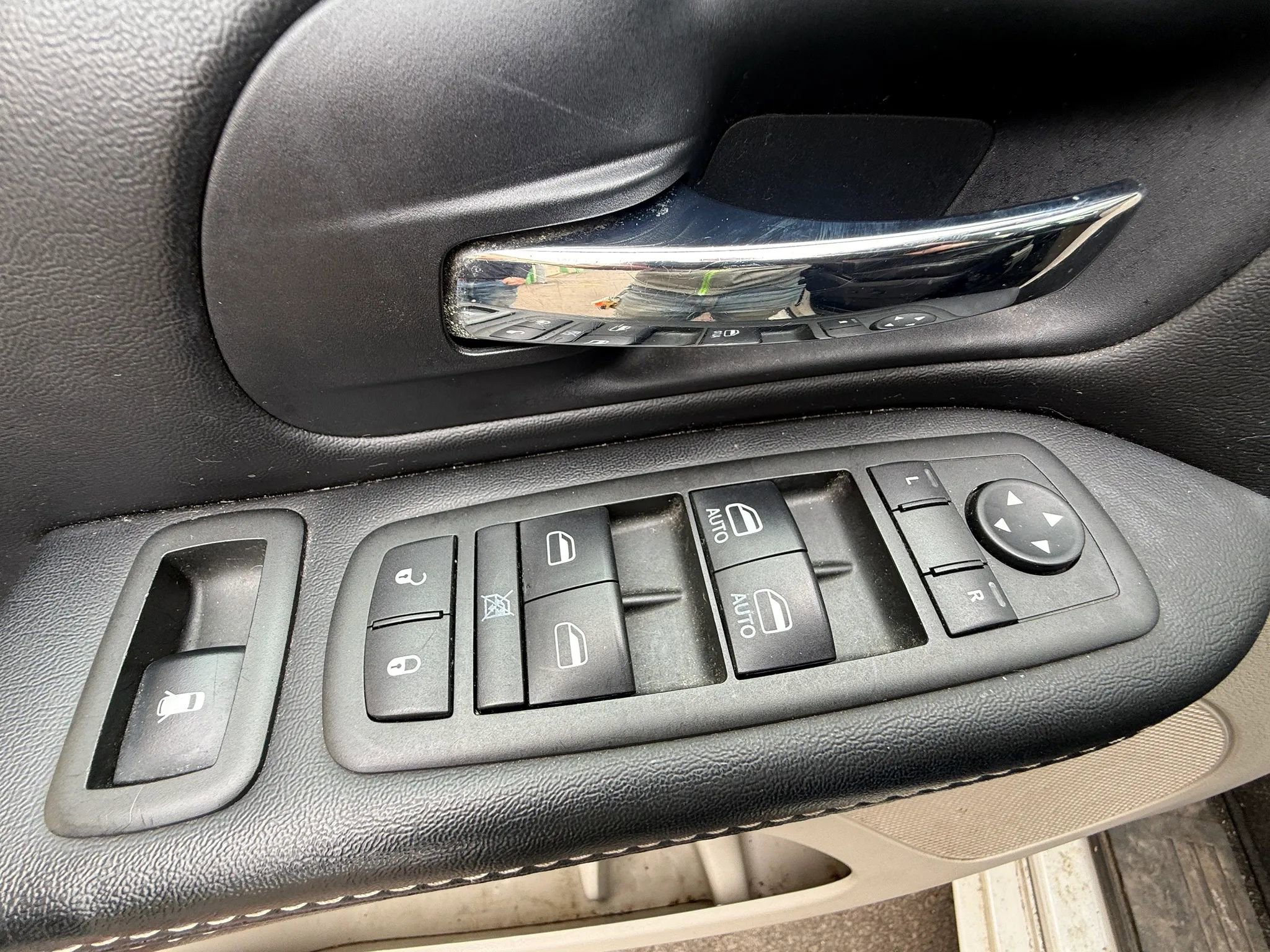 Used 2015 Chrysler Town & Country Touring FWD image 25