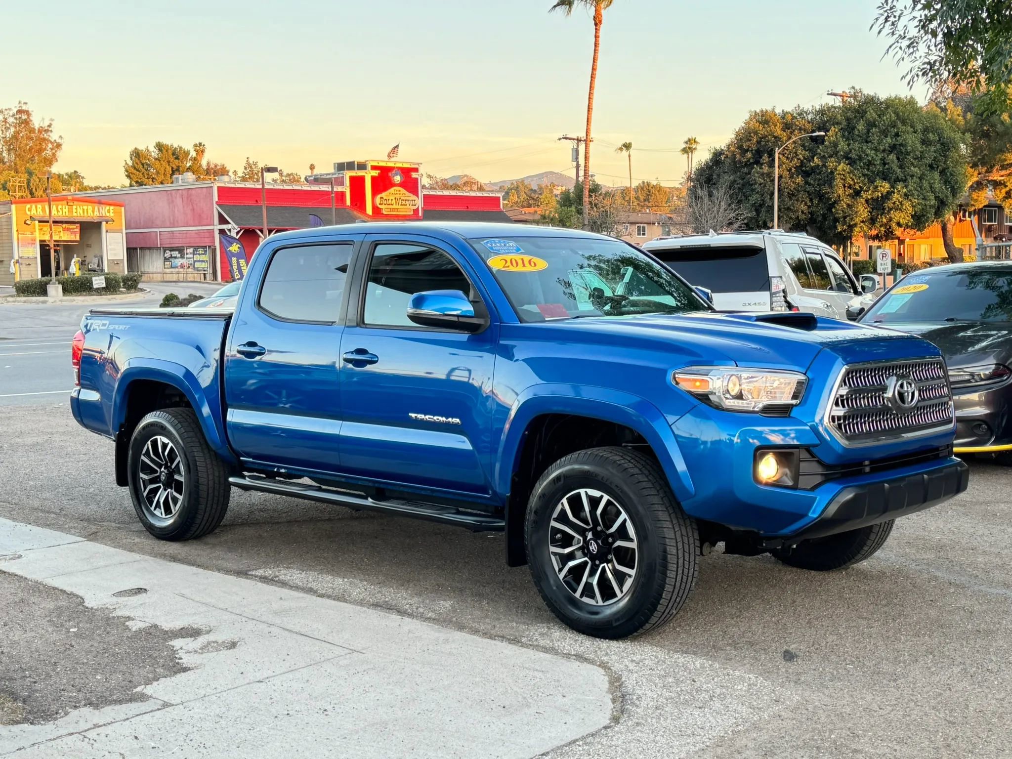 Used 2016 Toyota Tacoma TRD Sport RWD image 2