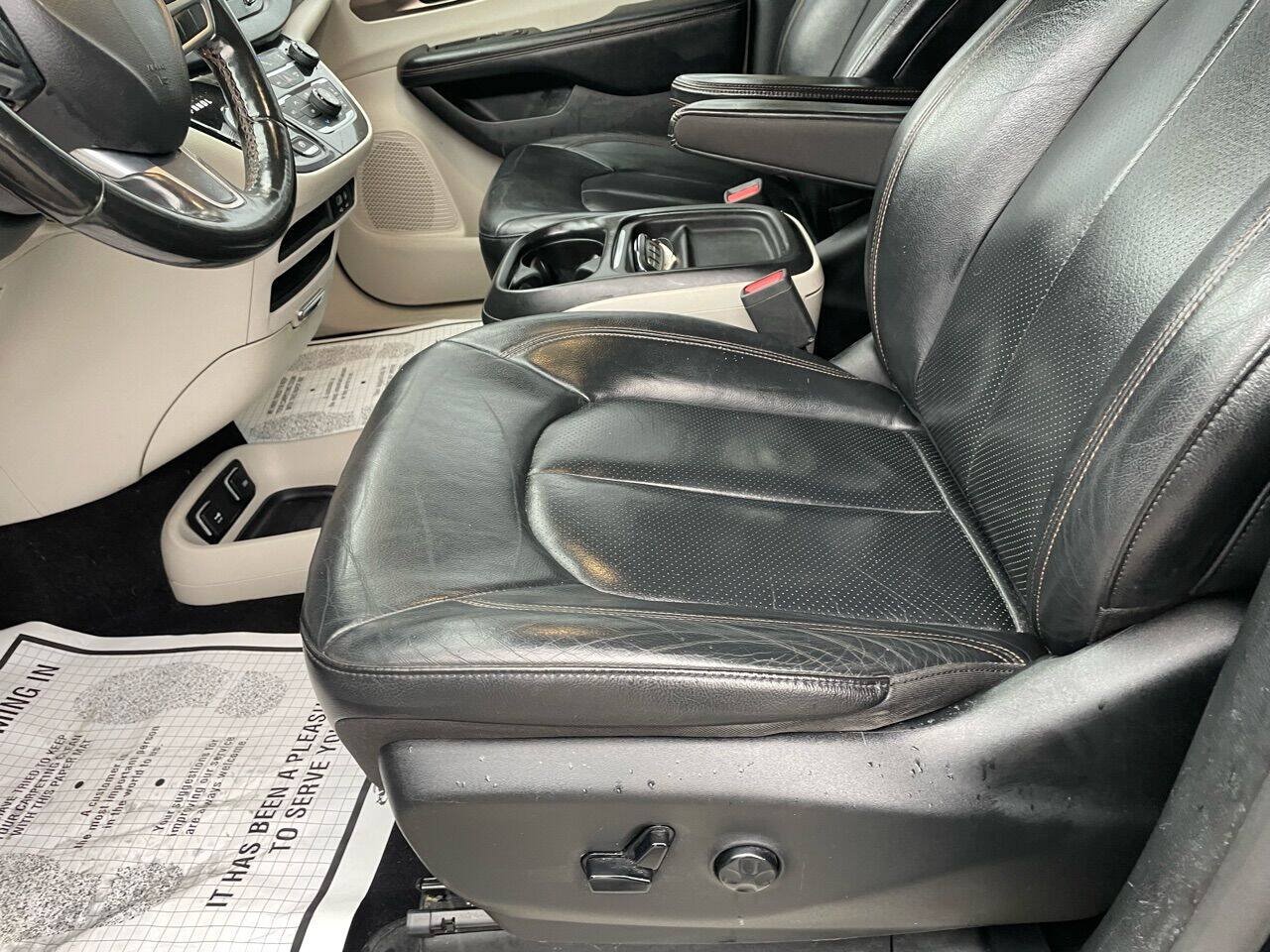 Used 2019 Chrysler Pacifica Touring-L FWD image 18
