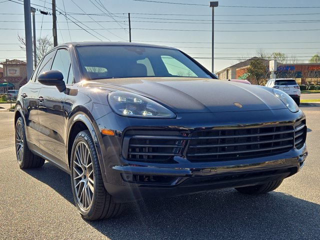 Used 2023 Porsche Cayenne Platinum Edition image 3