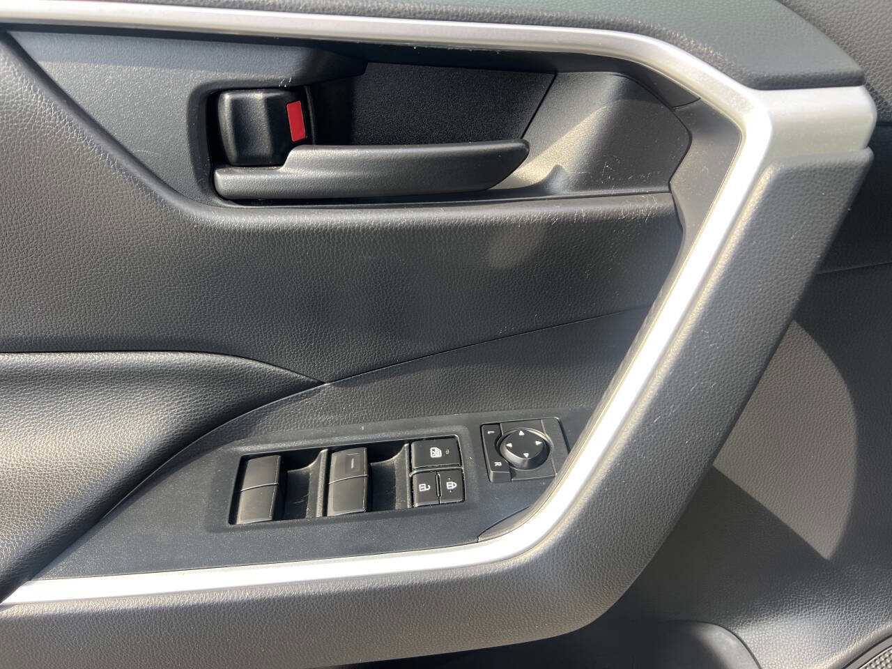 Used 2019 Toyota RAV4 LE w/ All Weather Liner Package AWD/4WD image 9
