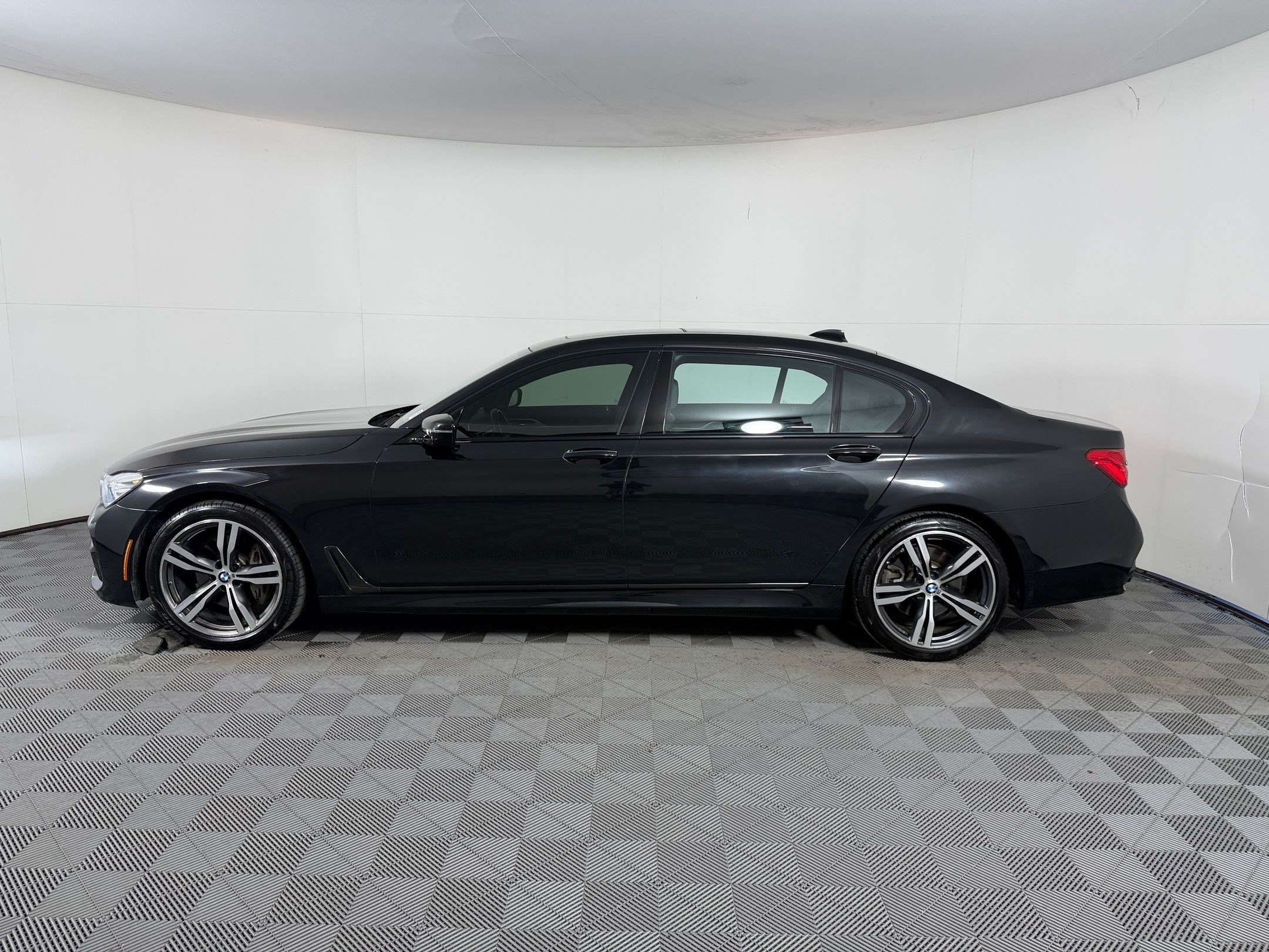 Used 2019 BMW 740i w/ M Sport Package RWD image 2