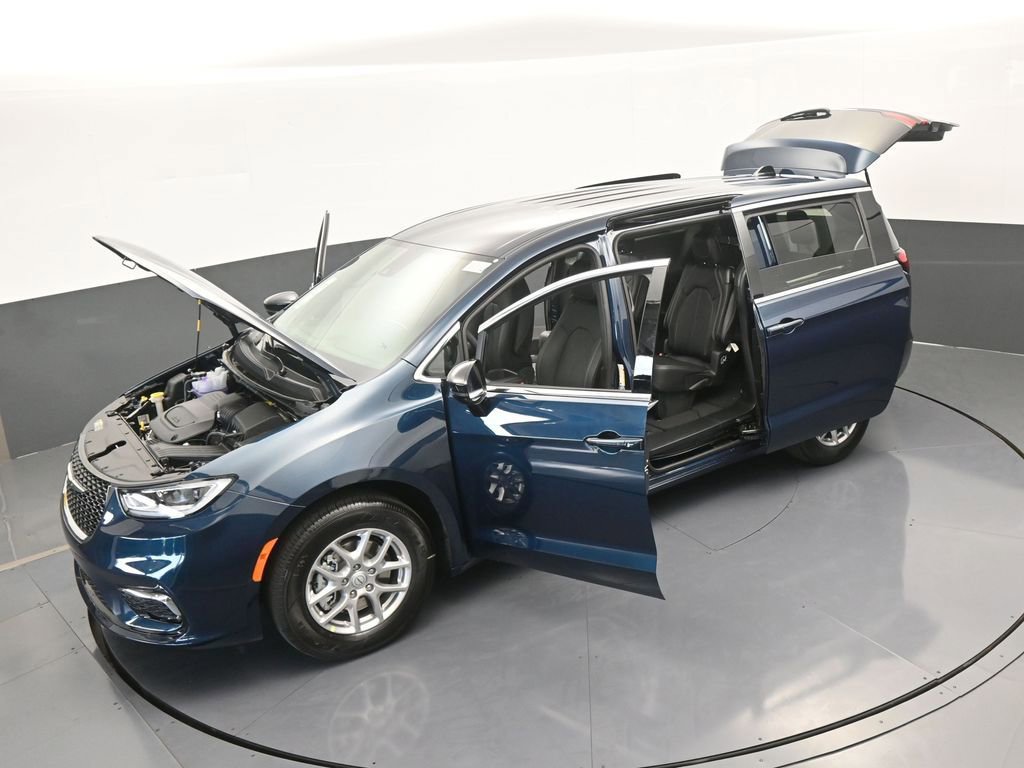 Used 2025 Chrysler Pacifica Select image 58