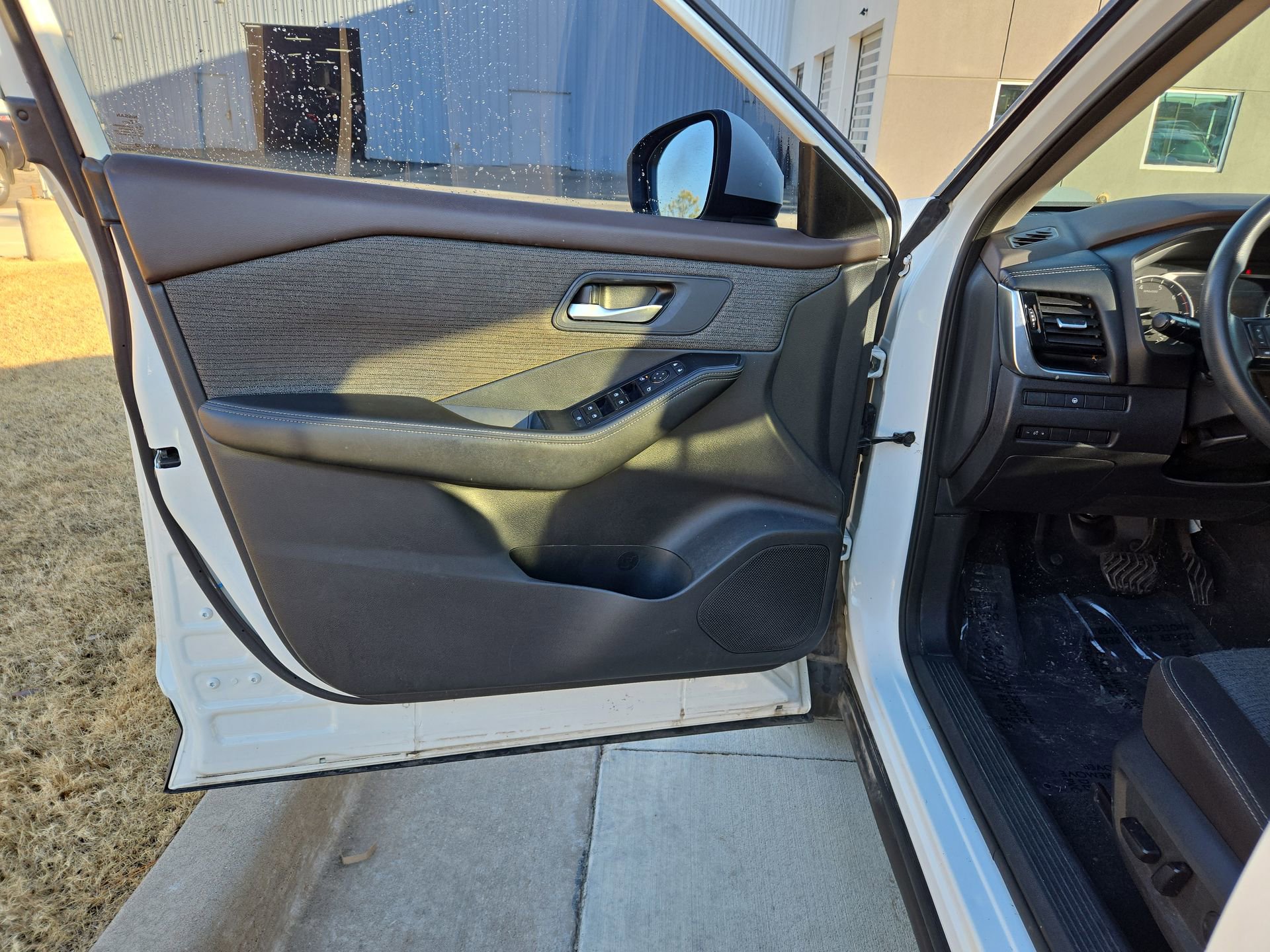 Used 2021 Nissan Rogue SV image 11