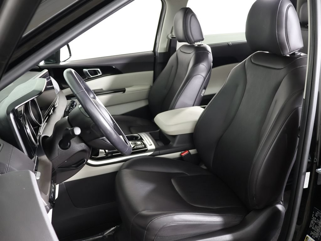 Certified 2024 Kia Carnival EX FWD image 31