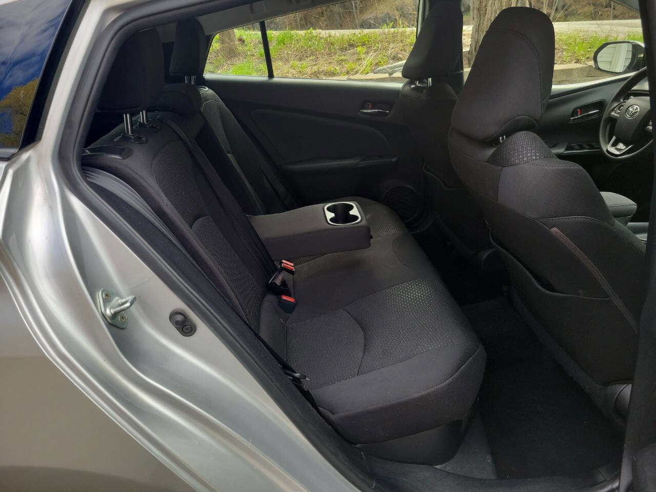 Used 2020 Toyota Prius LE AWD/4WD image 19