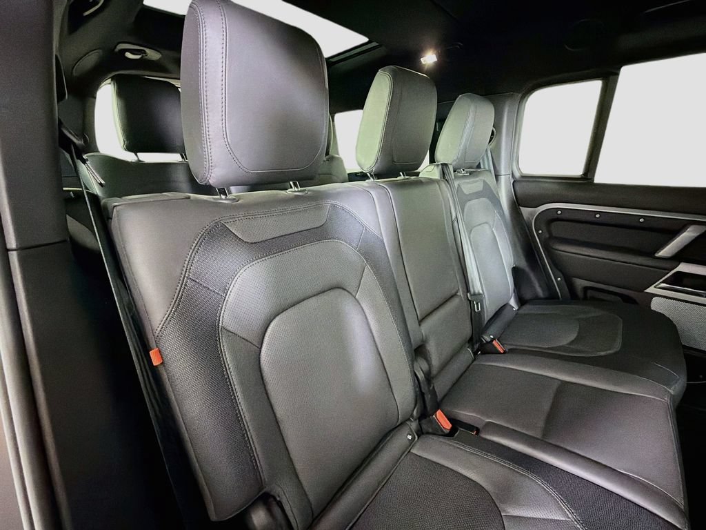Used 2024 Land Rover Defender 130 X-Dynamic SE AWD/4WD image 32