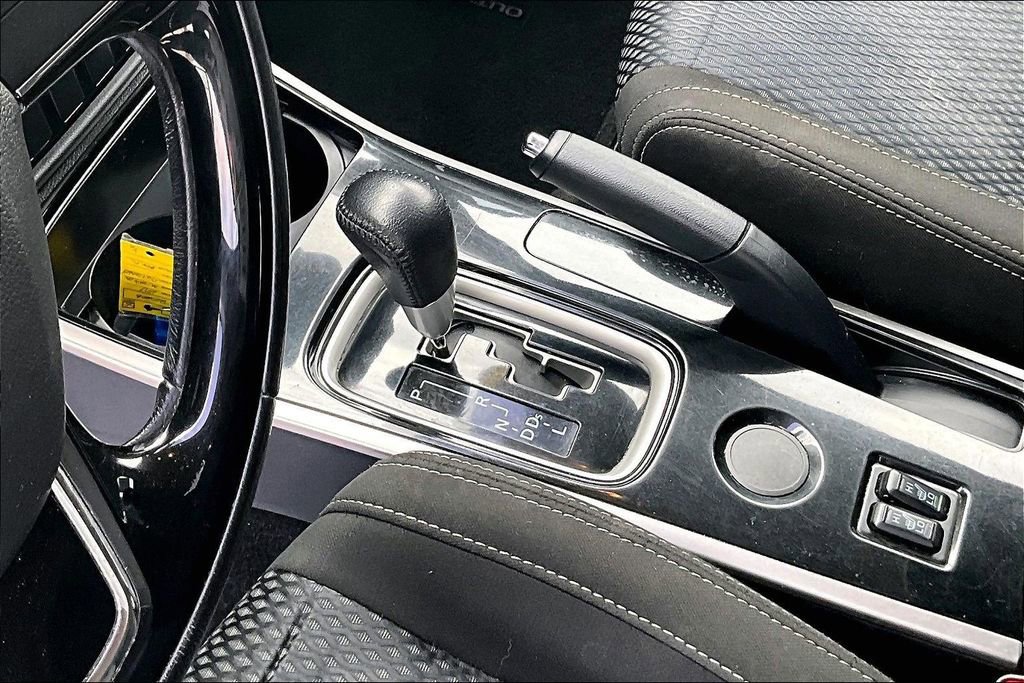 Used 2017 Mitsubishi Outlander SE image 15