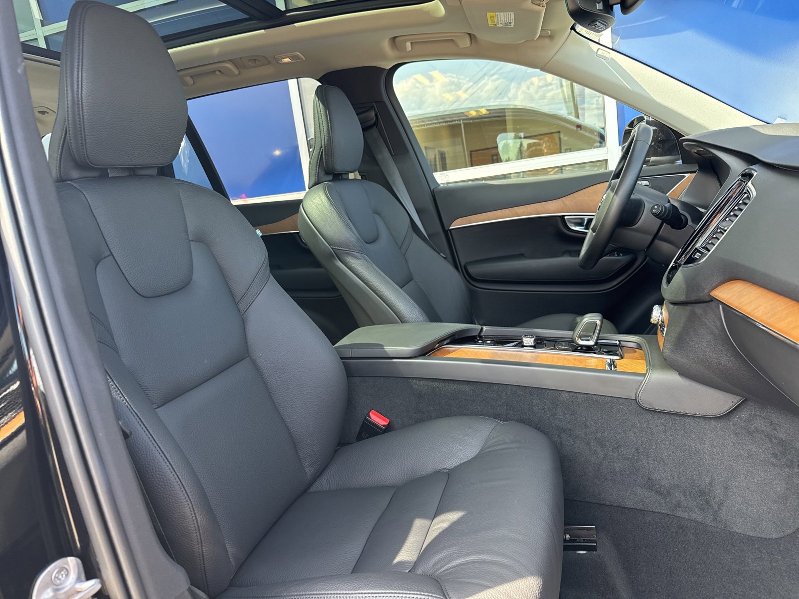 Used 2025 Volvo XC90 T8 Plus w/ Protection Package Premier image 14