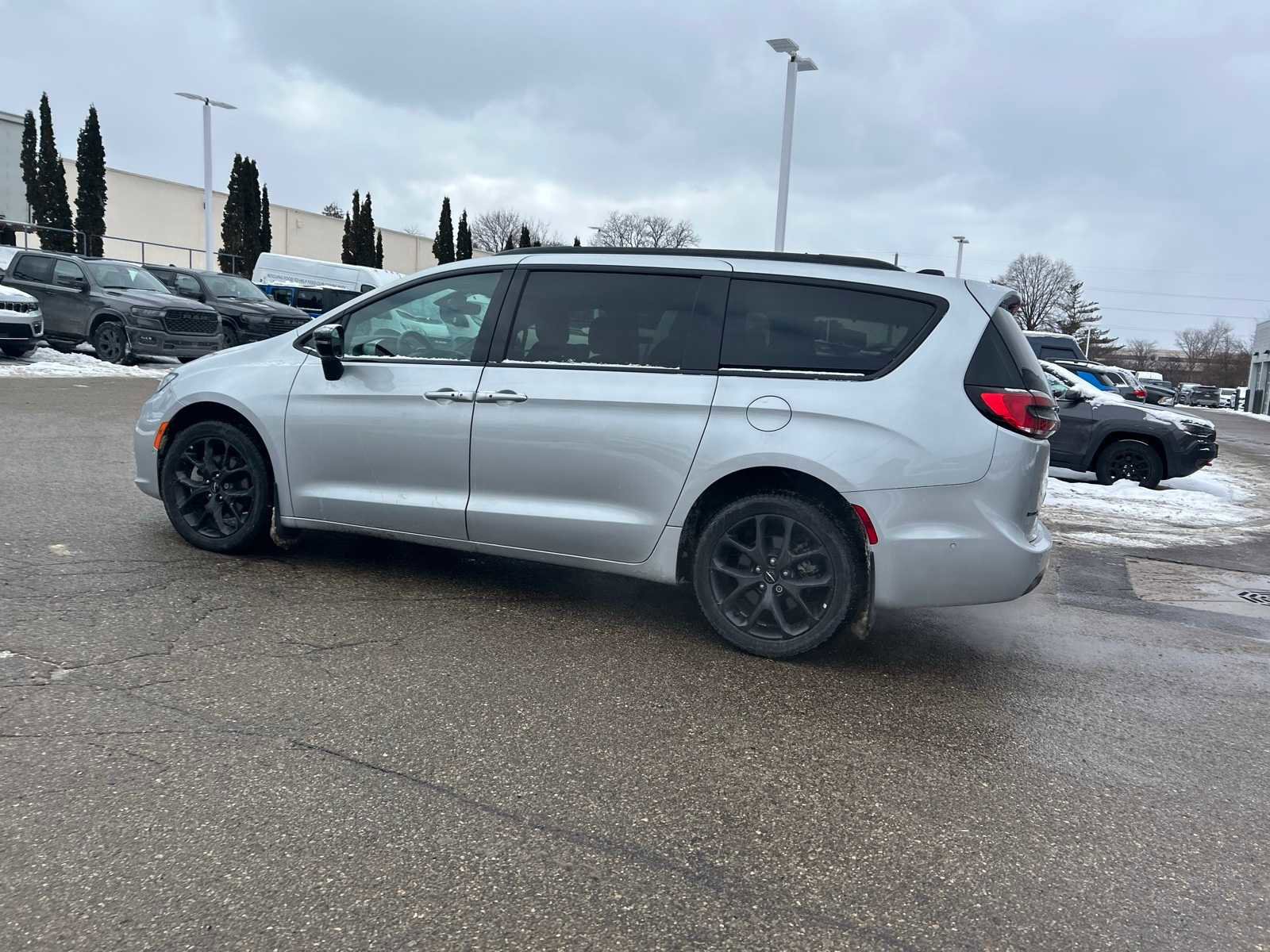 Used 2023 Chrysler Pacifica Limited w/ Uconnect Theater Family Group image 29