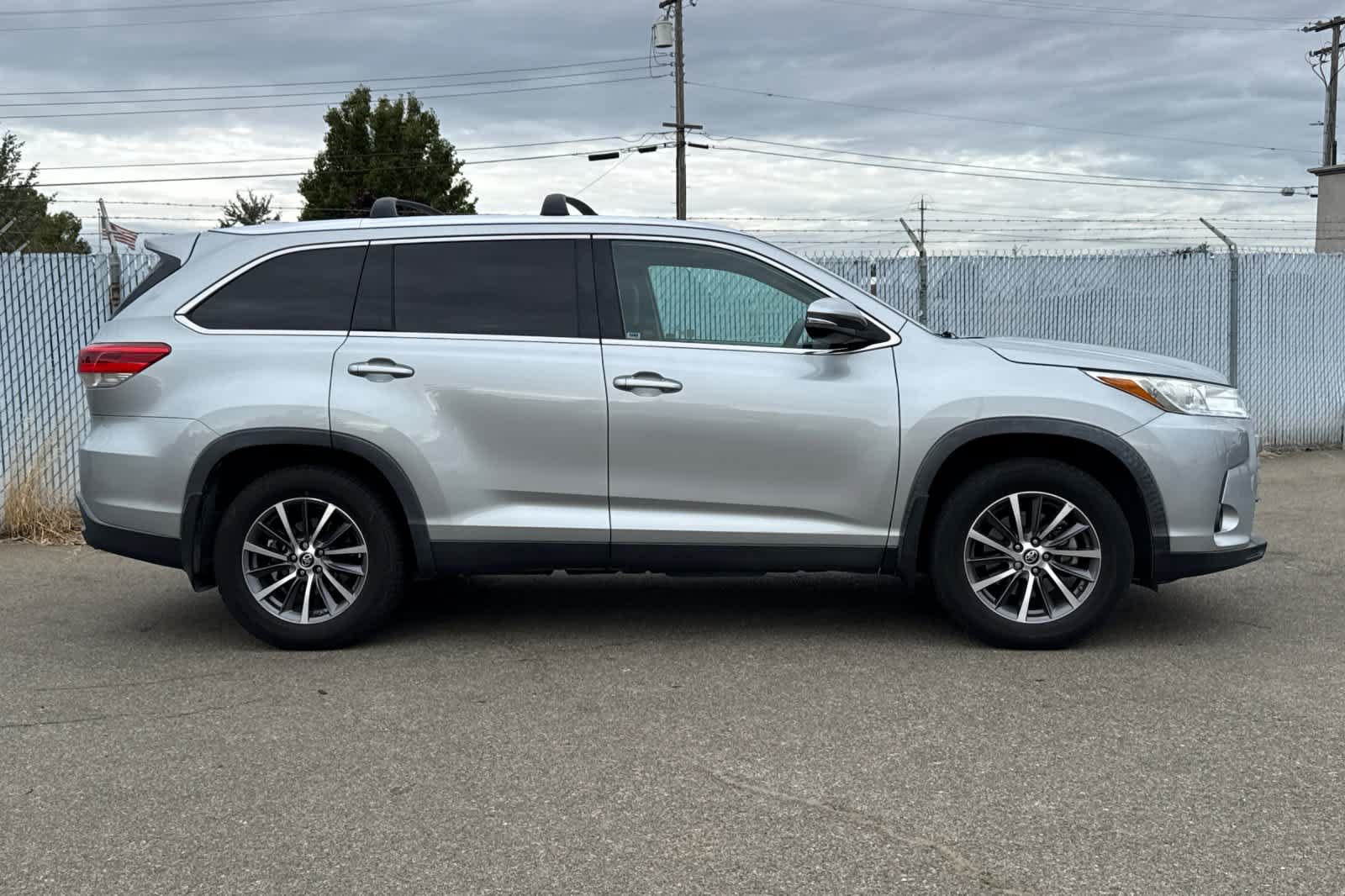 Used 2019 Toyota Highlander XLE AWD/4WD image 6