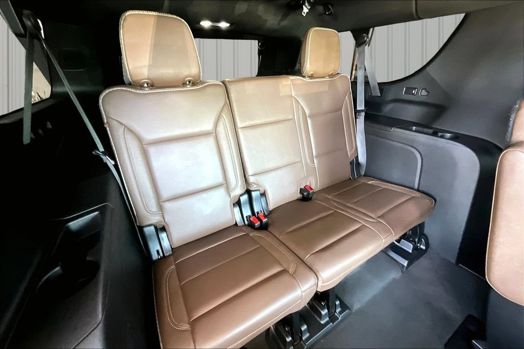 Used 2023 Chevrolet Suburban High Country w/ Premium Package AWD/4WD image 22