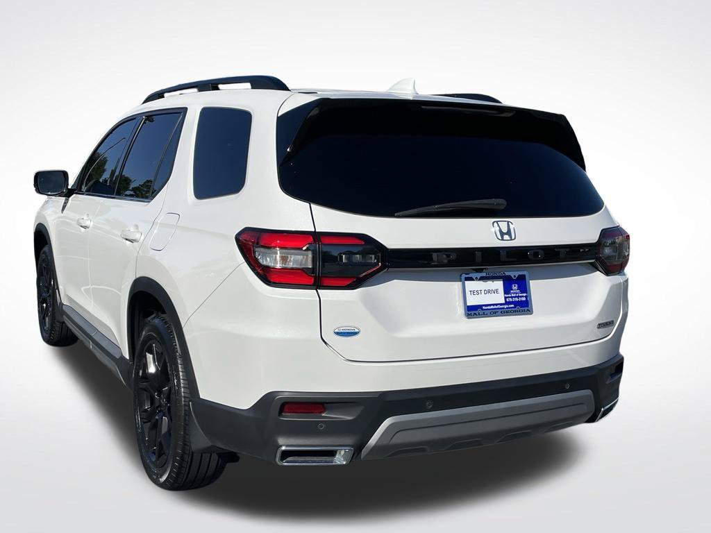 Certified 2025 Honda Pilot Touring image 4