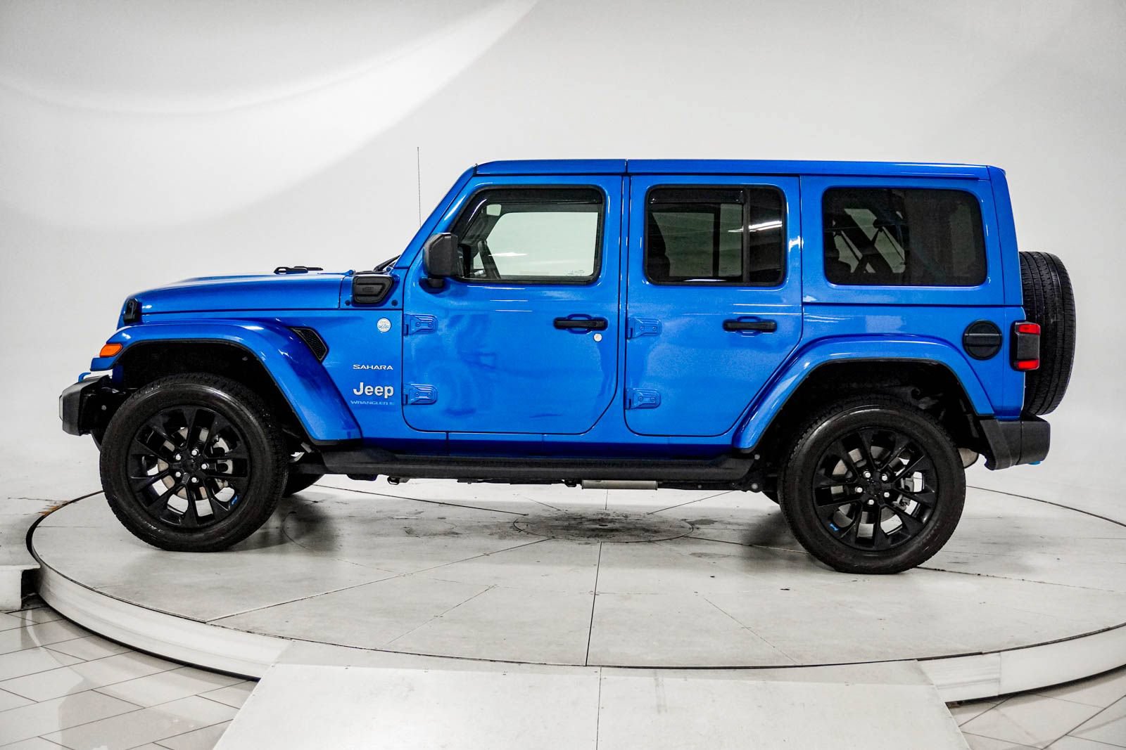 Used 2023 Jeep Wrangler Unlimited Sahara w/ Cold Weather Group AWD/4WD image 4