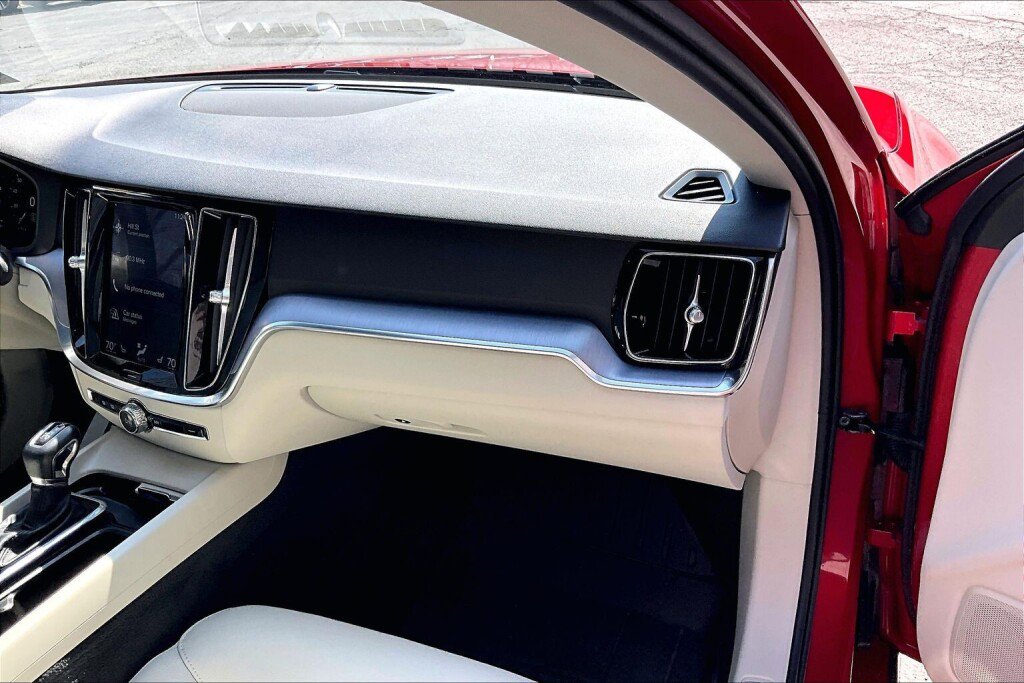 Used 2019 Volvo S60 T6 Momentum image 11